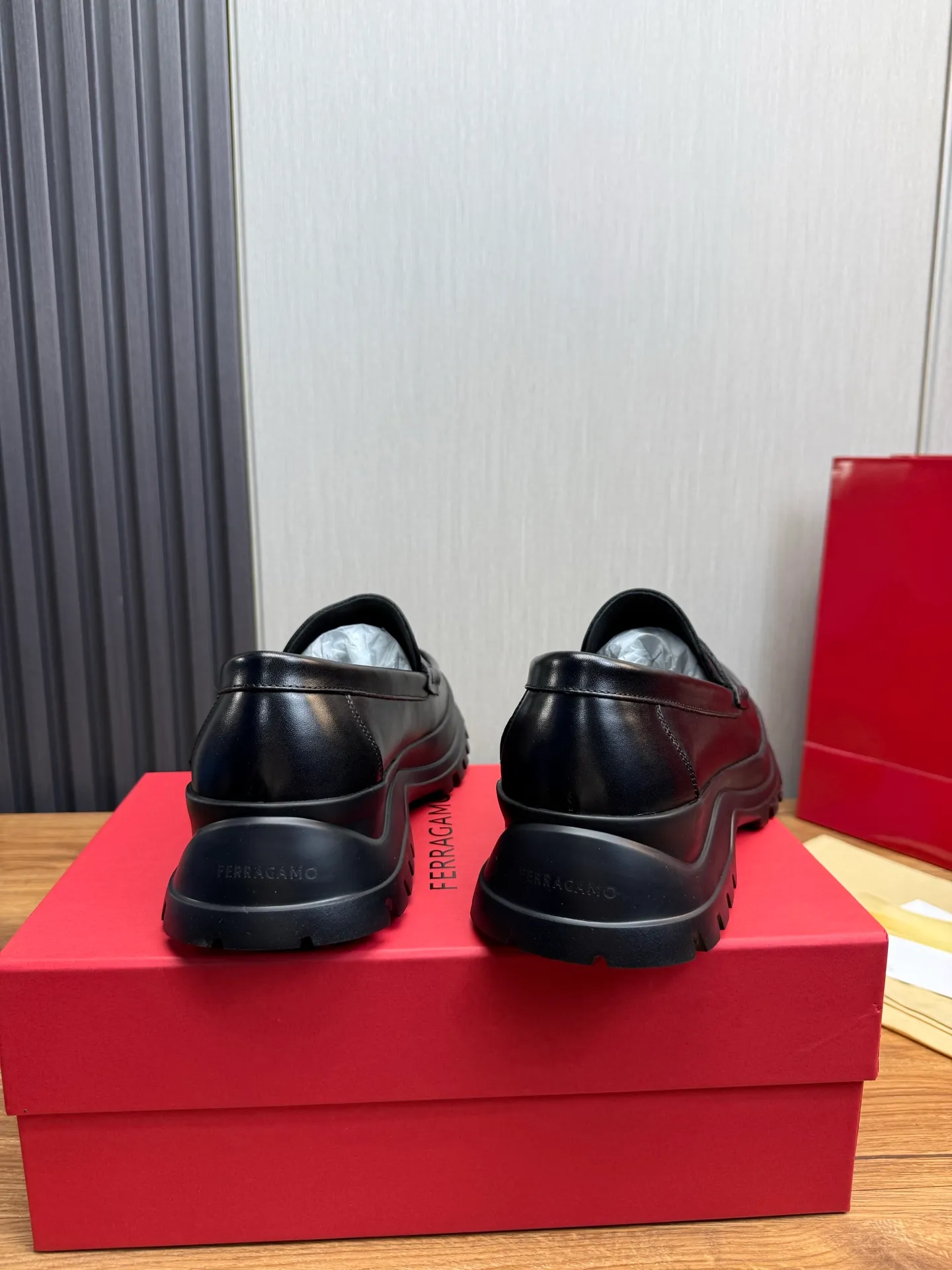 Men's shoes 💰880💰 Ferragamo. [Ferragamo] Men's Loaf leather shoes, the latest hot style, 1:1 original purchase quality, top quality, imported open-edge beaded cowhide leather on the upper, hand-made three-dimensional stitching highlights the round toe design, the inner feet are made of imported cowhide, with original wear-resistant rubber outsole, matching code 39-44, (38, 45 custom-made, non-refundable)
